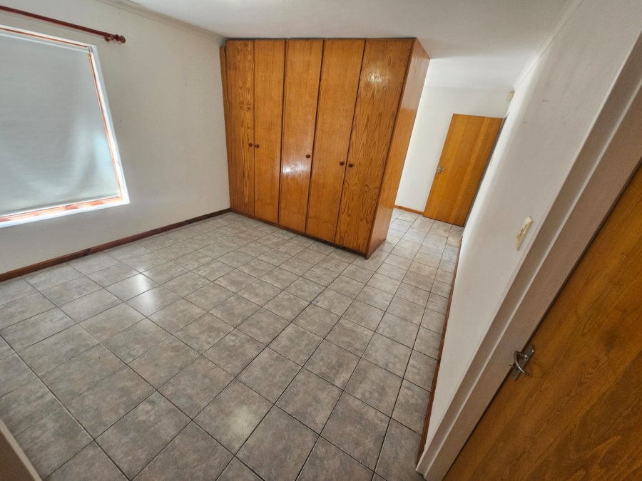 To Let 6 Bedroom Property for Rent in Loevenstein Western Cape